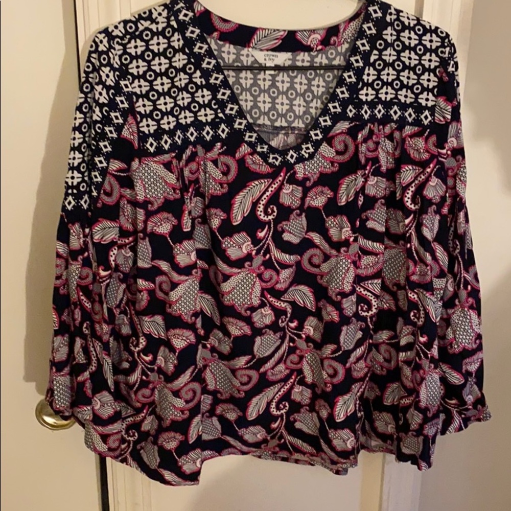 Gorgeous pink, black and white Crown & Ivy top